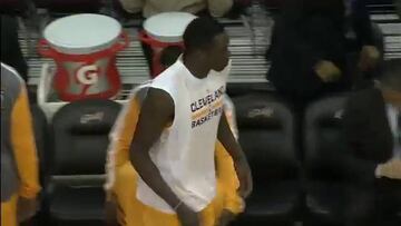 Los Cavaliers ganan gracias a la labor de Varejao y Thompson