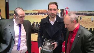 Koke fue homenajeado por la peña "Koke y los del barrio"