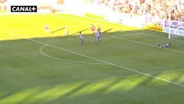 El Murcia aguanta con diez y devuelve al Alavés al descenso