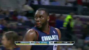 Charlotte se lleva de Detroit un triunfo que huele a playoffs