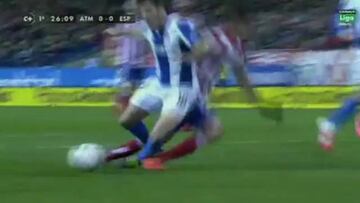 El árbitro no vio un penalti de Fuentes sobre Diego Costa
