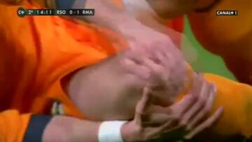 Bale se fue con un boquete en la rodilla, dos puntos y cojeando