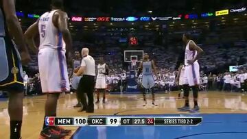 Crawford interrumpe el tiro libre de Durant, quien acaba fallando