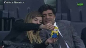 Maradona presenció el partido en la grada de Stamford Bridge