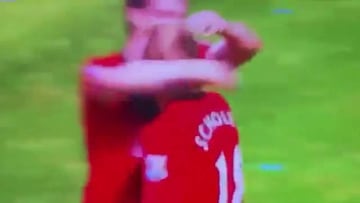 Los besos que desataron la polémica en el fútbol mundial