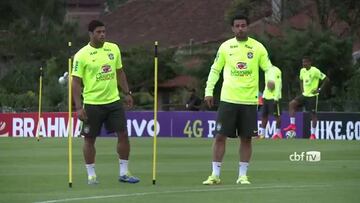 La selección de Brasil se entrena jugando al footvoley