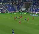 El Espanyol reclamó un penalti por este empujón a Montañés