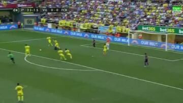 Pedro protestó un posible penalti tras caer en el área