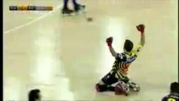 Un jugador del Noia muerde a otro del Bar?a en un partido