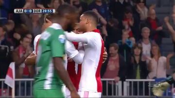 El Ajax golea y acosa al PSV antes de recibir al Barcelona