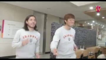 Así baila Hugo Droguett los 'hits' en Corea del Sur