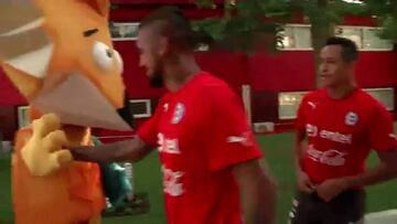 El chascarro de Vidal con la mascota de la Copa