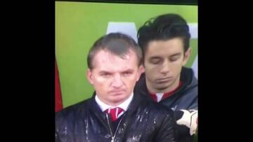 Arquero suplente del Liverpool y su 'siesta' en medio del juego