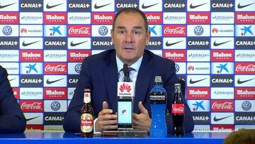 Víctor Fernández se fue de la sala de prensa entre lágrimas