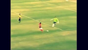 Arquero salió jugando y hasta le metió un túnel al delantero