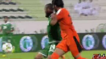 "Piña" Villanueva marcó de penal y le dio el triunfo a Al Shabab