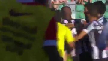 Árbitro terminó arrancando de jugadores del Figueirense