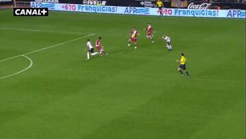 Real Madrid golea y saca cuatro puntos sobre Barcelona