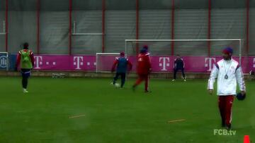 Thomas Müller mostró su "talento" bajo los tres palos