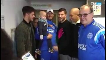 La emotiva visita de Bielsa y jugadores a un hospital infantil