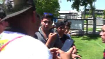 Los grandes gestos de Paredes con los hinchas del Cacique