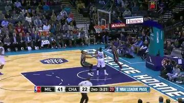 Los Bucks dominan Charlotte tras arrasar en la prórroga