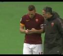 Totti celebró su gol con un whatsapp y una selfie