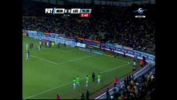 Lideraba un contragolpe, pero se cayó y todos se ríen de él