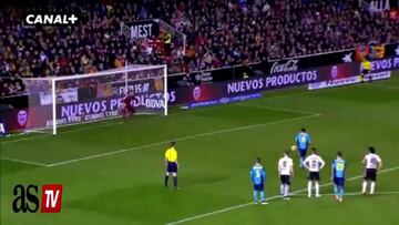 Bacca anota un penal y falla otro en caída del Sevilla ante Valencia