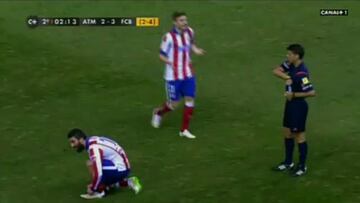 Arda Turan perdió la bota en un forcejeo... y se la tiró al linier