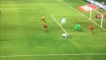 Demba Ba anotó un golazo de 'carambola'