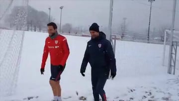 El Athletic se entrenó entre la nieve que cubrió Lezama