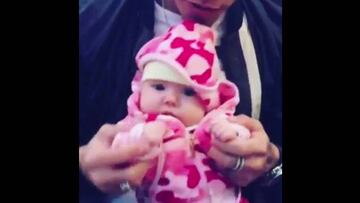 'Edu' Vargas le enseña boxeo y algo más a su pequeña hija