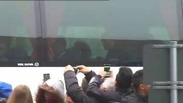 Máscaras de Cristiano en la llegada del Madrid a Alemania