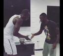 Particular y cómico saludo de Usain Bolt con un amigo