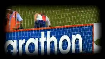 Peruano celebró rompiendo la publicidad del estadio