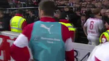 ¡Cometió un grosero error, pero sus hinchas lo consolaron!