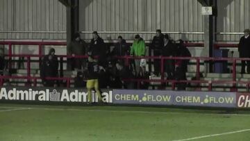 Arquero saltó a la tribuna para pelear con un hincha