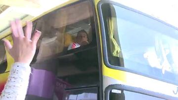 Hinchas de la U reciben al plantel con múltiples cánticos