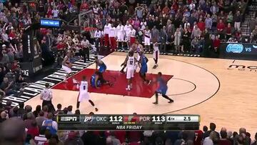 Menudo rodillazo de Roberson se llevó el pobre Westbrook