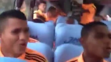 Entonando el himno, la Sub-17 llega al estadio para el debut