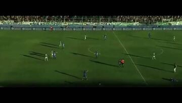 Mauricio Arias vio la roja por esta tremenda entrada