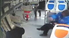 ¡Las cámaras del bus grabaron un parto en pleno trayecto!