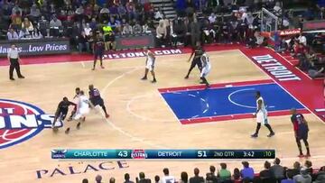 Al Jefferson (24) mantiene a los Hornets en playoffs un día más