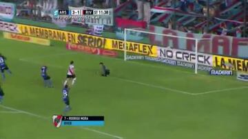 Rodrigo Mora anotó dos golazos en empate de River