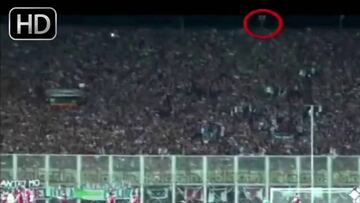 El momento en que un hincha cae al vacío desde 40 metros