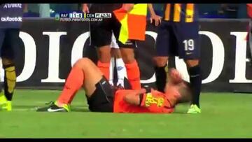 Árbitro recibió un rollo de serpentina en pleno partido