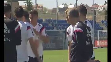 ¡Vaya duelo de chilenas entre Nacho y James en el entreno!