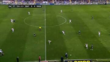 El linier señaló un fuera de juego muy dudoso de James