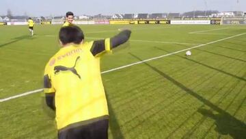 Figura del Dortmund anota 'gol imposible' en un entrenamiento